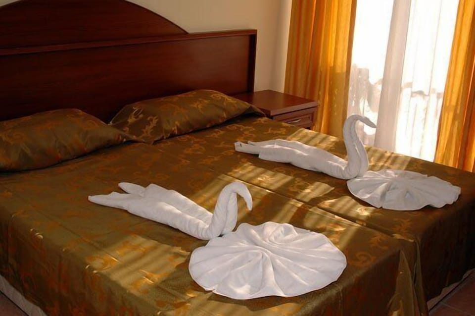 Standard Room | Minibar, in-room safe, free cribs/infant beds, rollaway beds