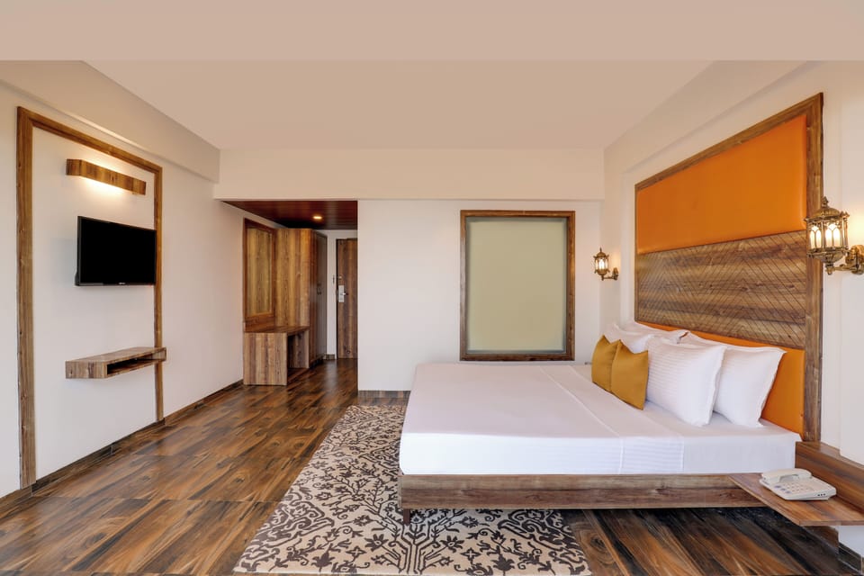 Deluxe King Room with Sea View | Desk, soundproofing, iron/ironing board, free WiFi