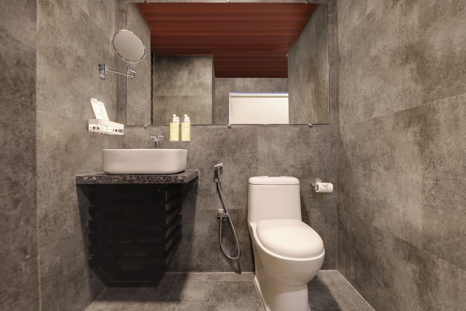 Deluxe King Room with Sea View | Bathroom | Free toiletries, hair dryer, towels, soap