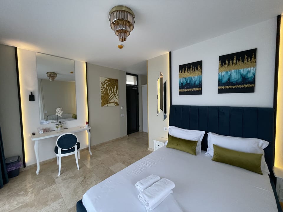 Deluxe Double Room, Balcony | In-room safe, individually decorated, individually furnished, desk