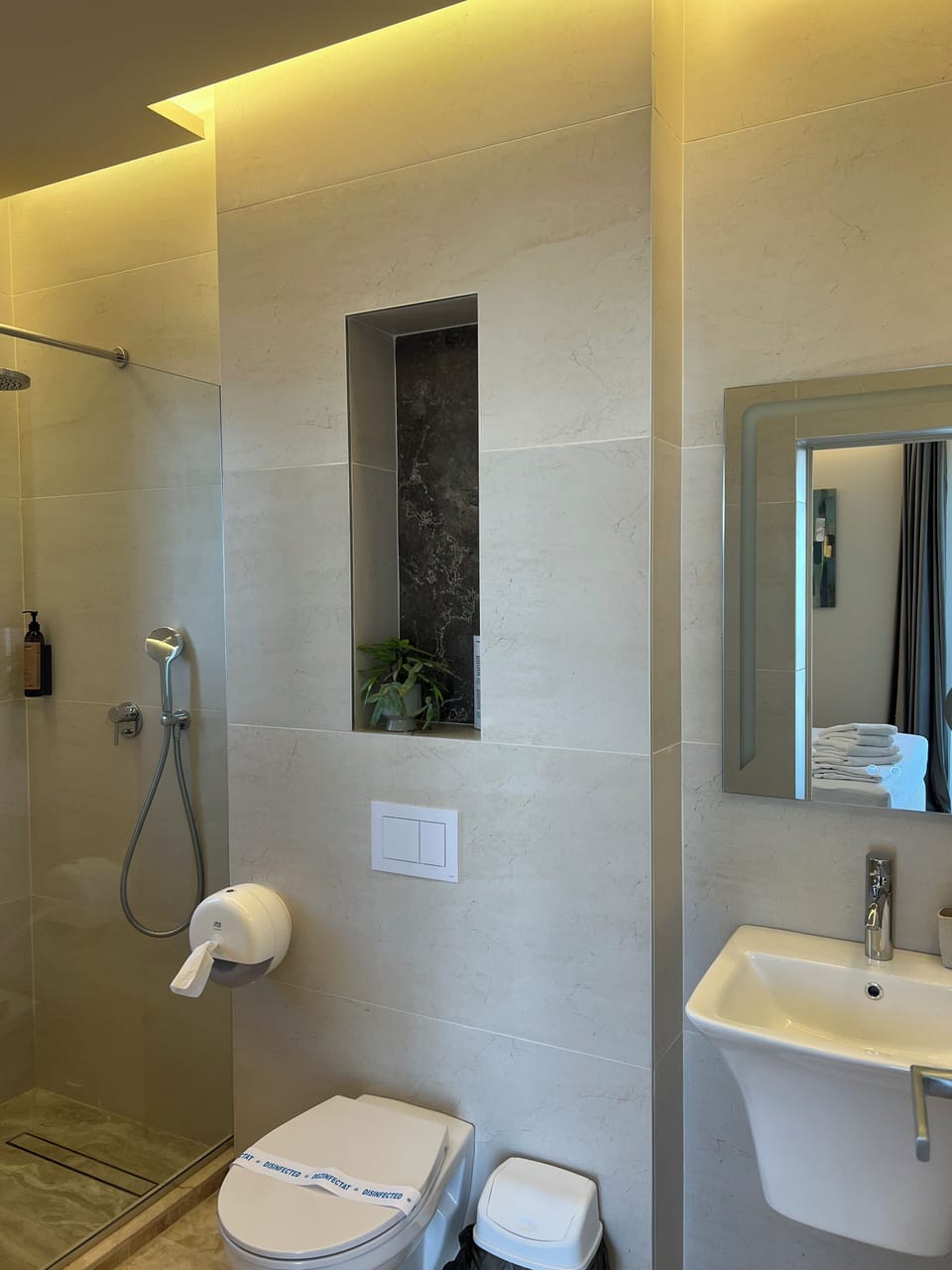 Queen room with balcony | Bathroom | Shower, rainfall showerhead, free toiletries, hair dryer