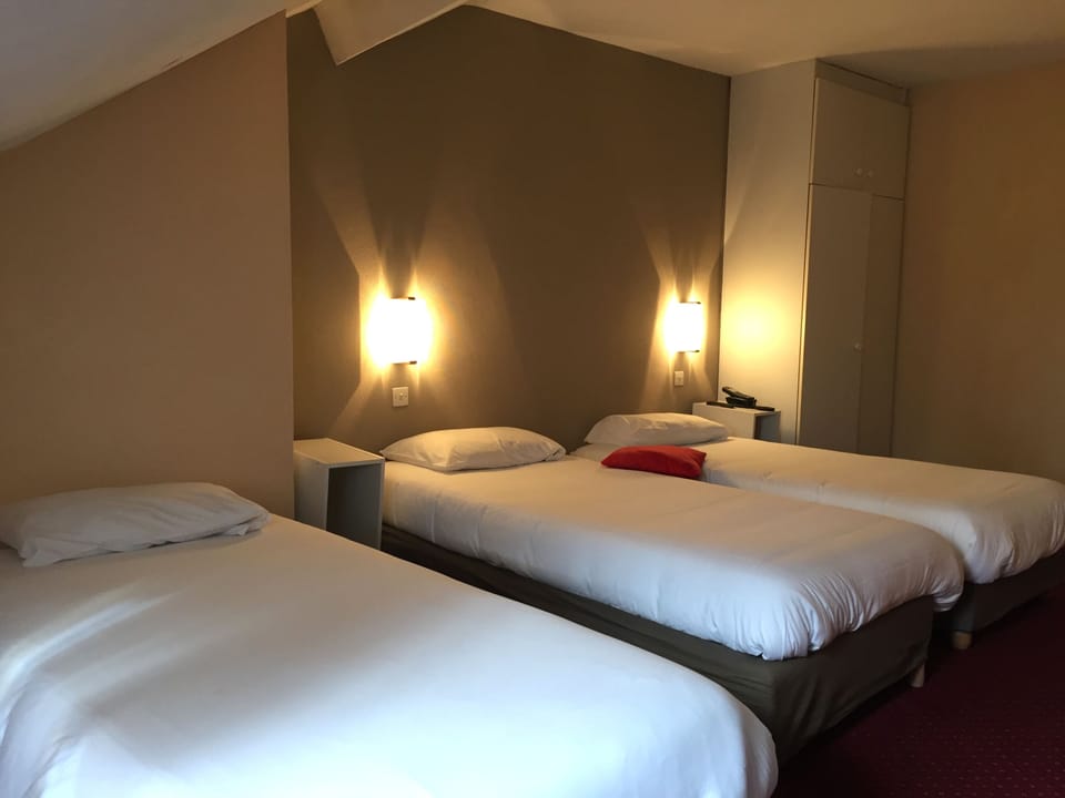 Triple Room | Desk, soundproofing, free cribs/infant beds, free WiFi