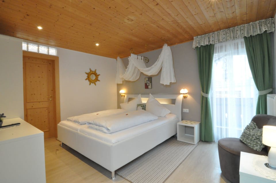 Double or Twin Room | Premium bedding, in-room safe, desk, laptop workspace