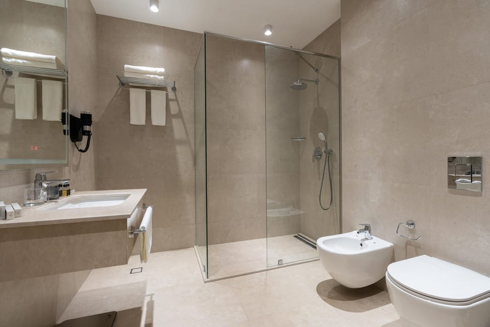 Shower, rainfall showerhead, free toiletries, hair dryer
