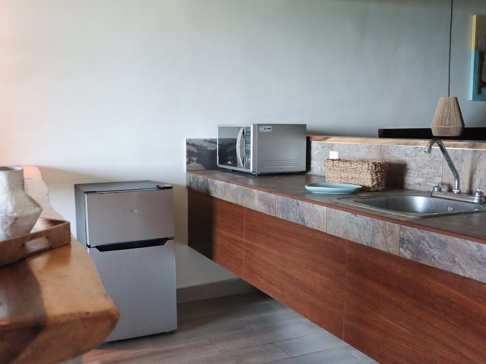Deluxe Double Room, Sea View | Private kitchen