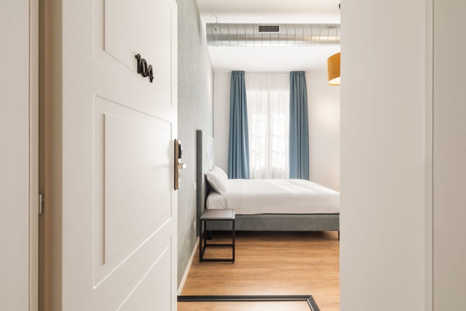 Deluxe Room | Premium bedding, down comforters, pillowtop beds, minibar