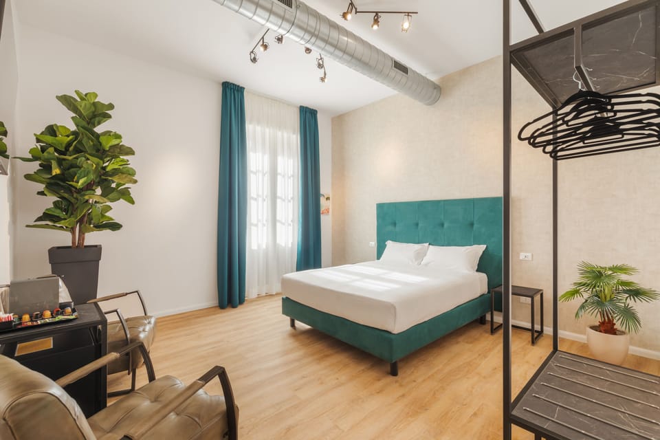 Luxury Studio Suite | Premium bedding, down comforters, pillowtop beds, minibar
