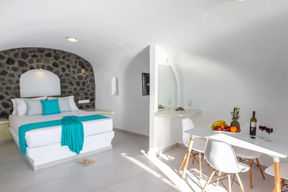 Deluxe Suite | Minibar, in-room safe, desk, soundproofing