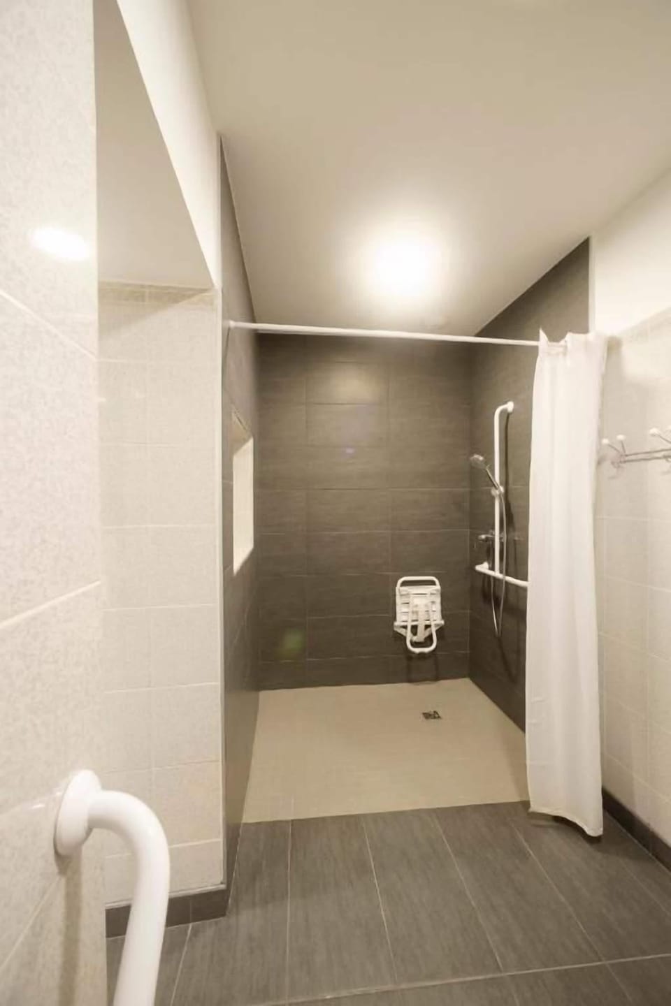 Triple Room | Desk, free WiFi, bed sheets, wheelchair access