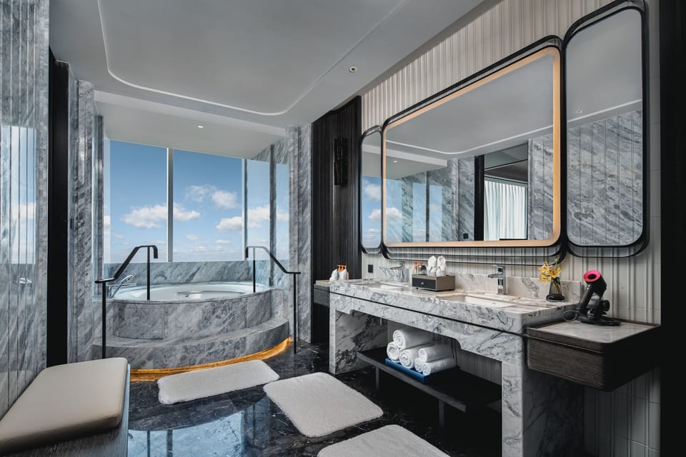 Suite (Linkong) | Bathroom | Rainfall showerhead, hair dryer, bathrobes, slippers