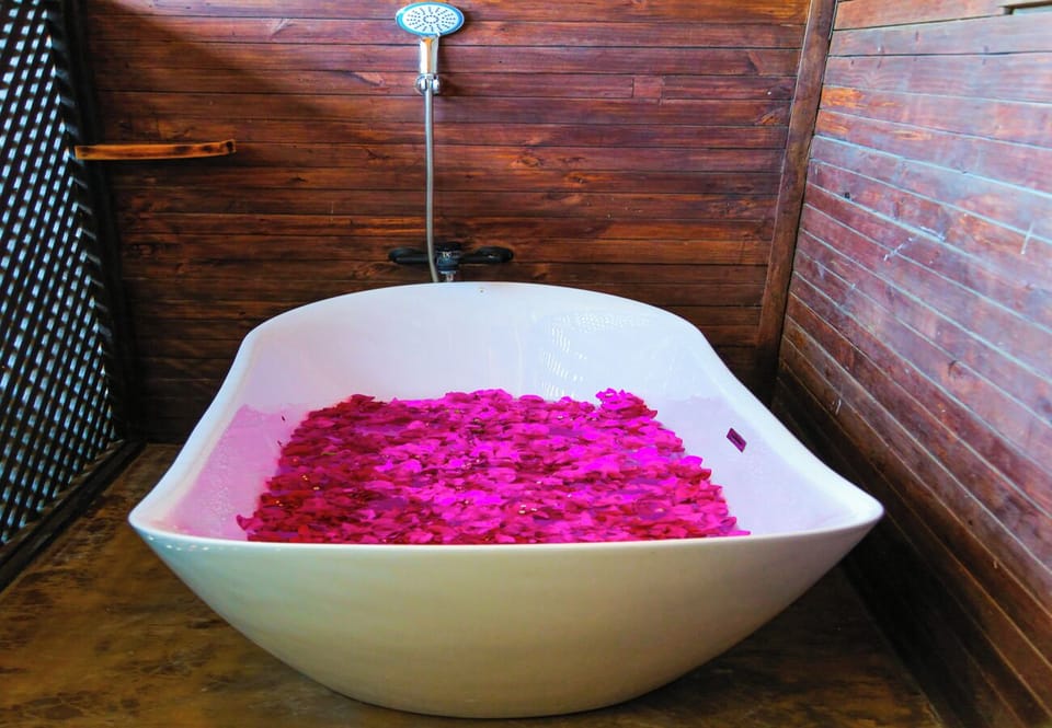Suite with Pool View | Bathroom | Shower, towels, soap, shampoo