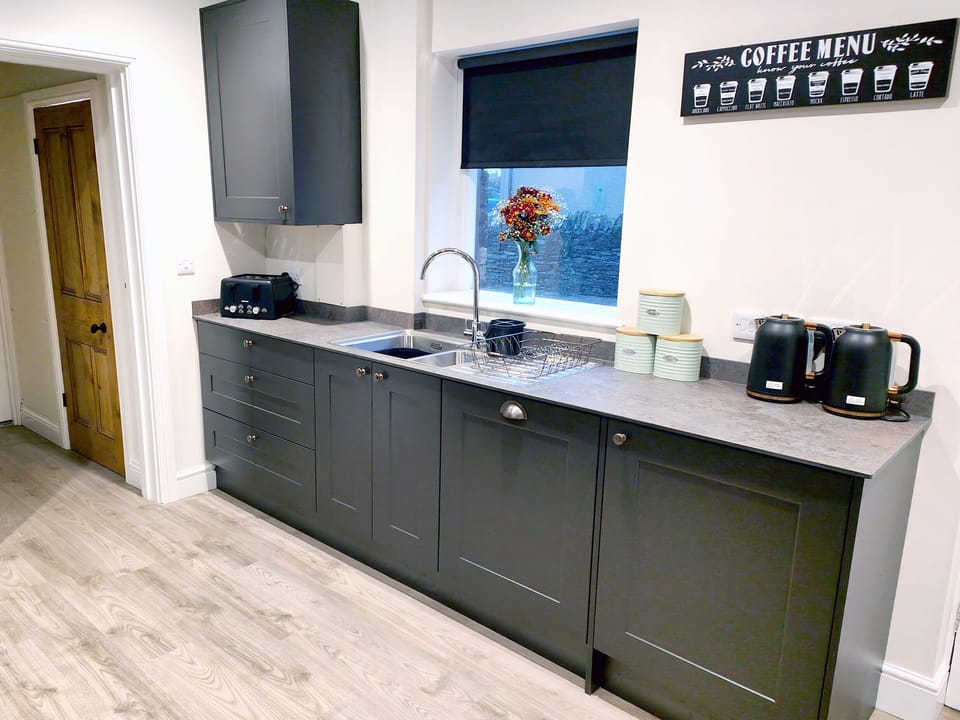 Cottage | Private kitchen | Fridge, cookware/dishes/utensils