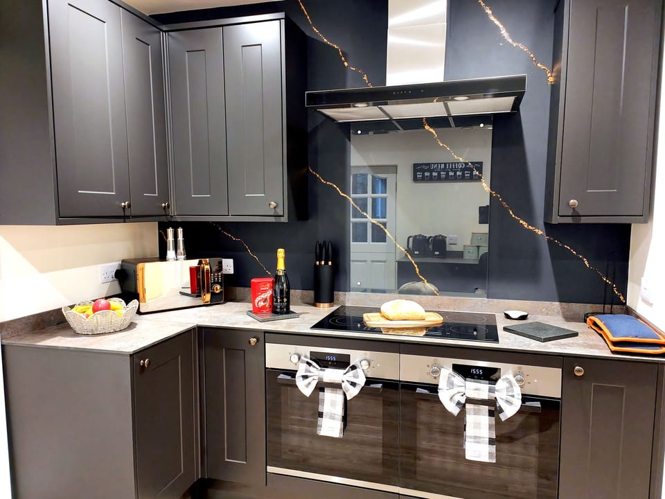 Cottage | Private kitchen | Fridge, cookware/dishes/utensils