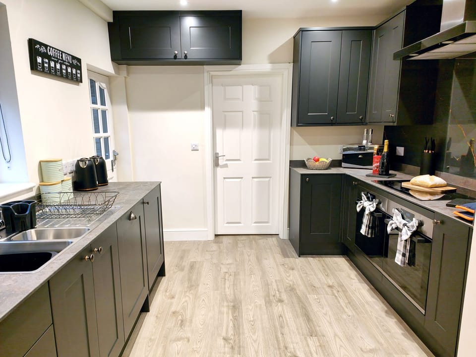 Cottage | Private kitchen | Fridge, cookware/dishes/utensils