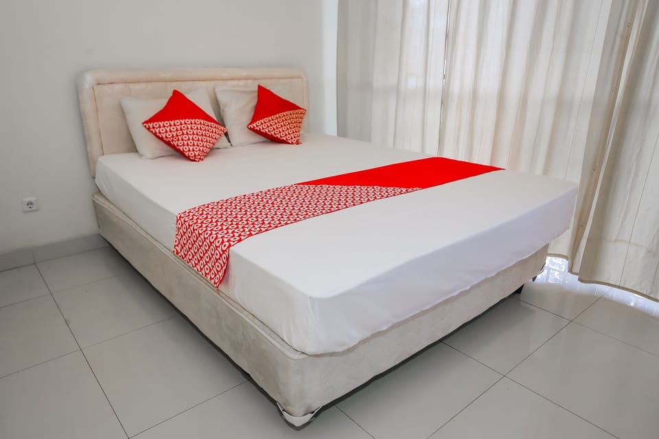 Standard Double Room | Laptop workspace, bed sheets