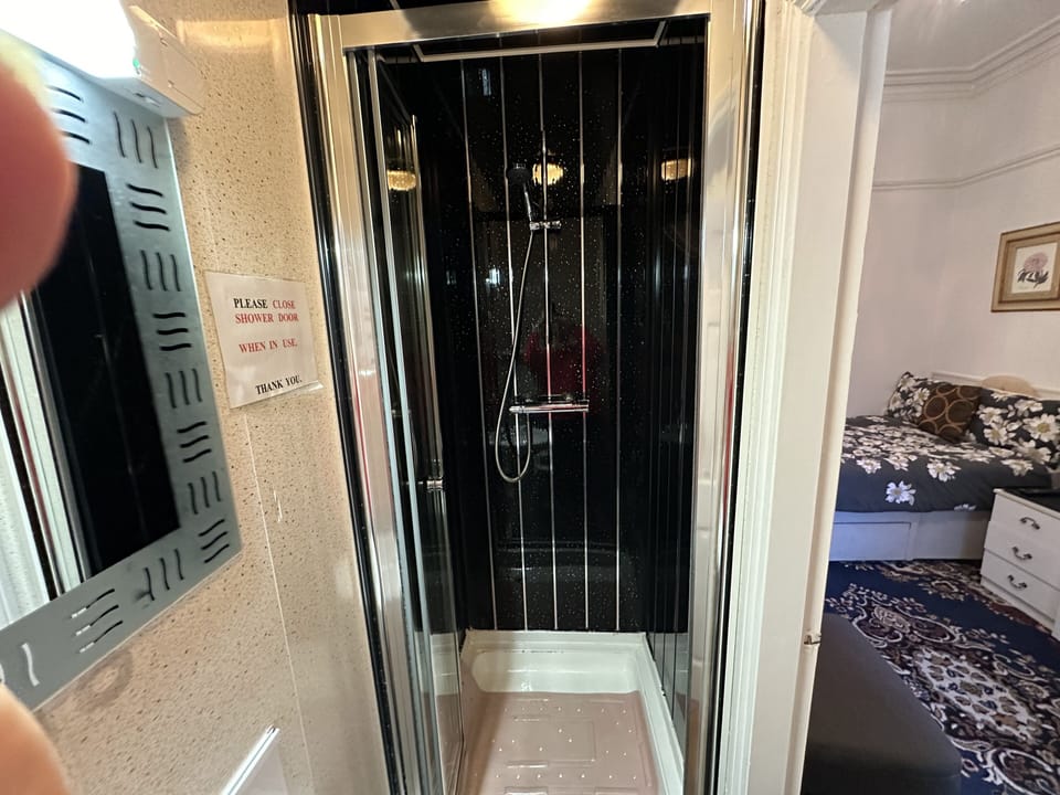 Standard Triple Room | Bathroom | Shower, hair dryer, towels