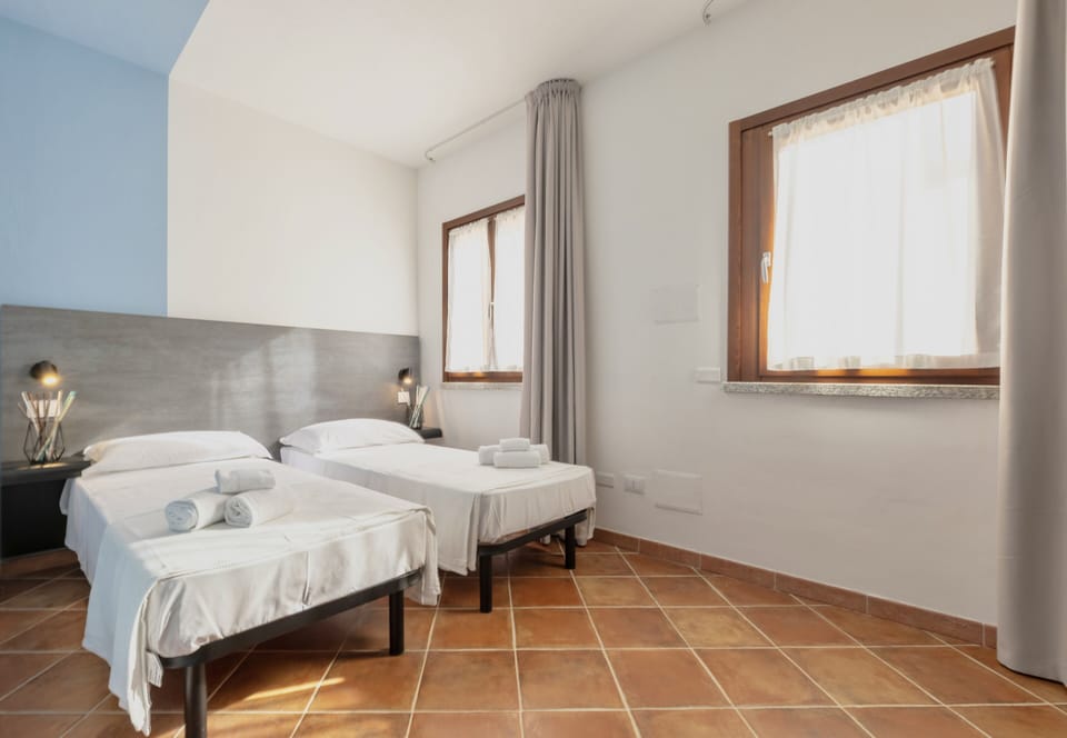 Iron/ironing board, cribs/infant beds, bed sheets