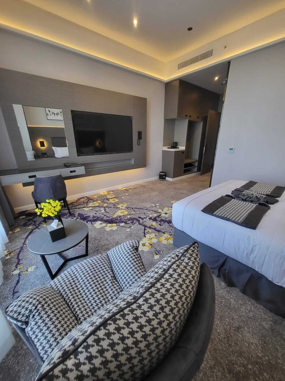 Deluxe Room, 1 King Bed | In-room safe, soundproofing