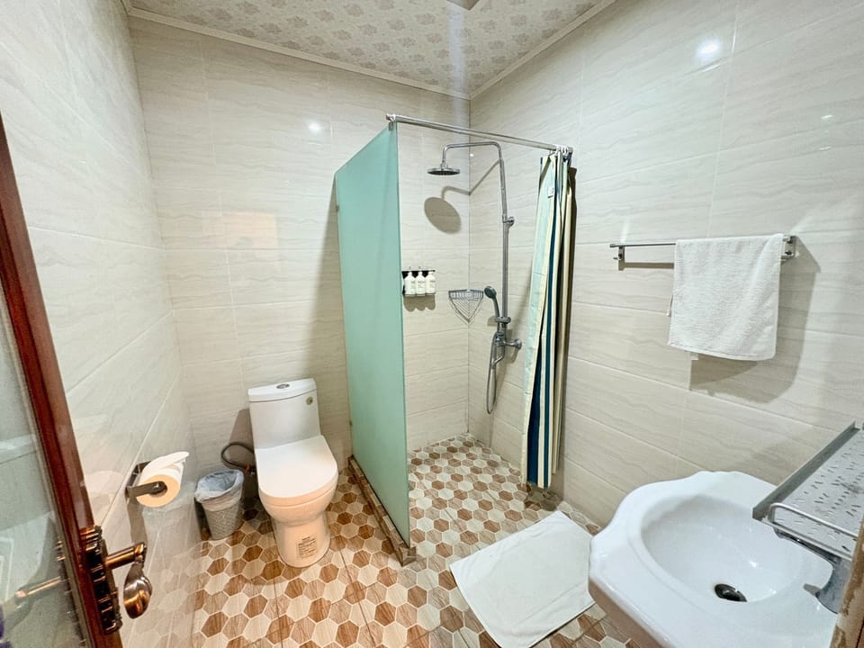 Shower, towels