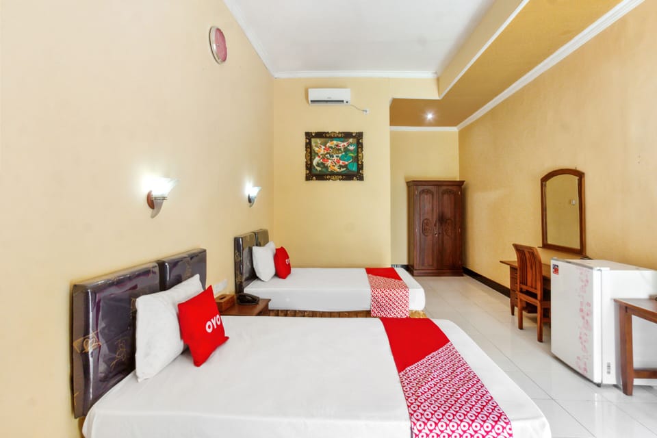 Deluxe Twin Room | Desk, bed sheets