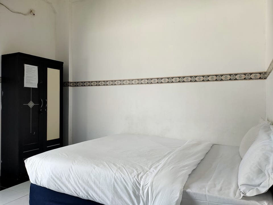Standard Double Room | Desk, laptop workspace, bed sheets