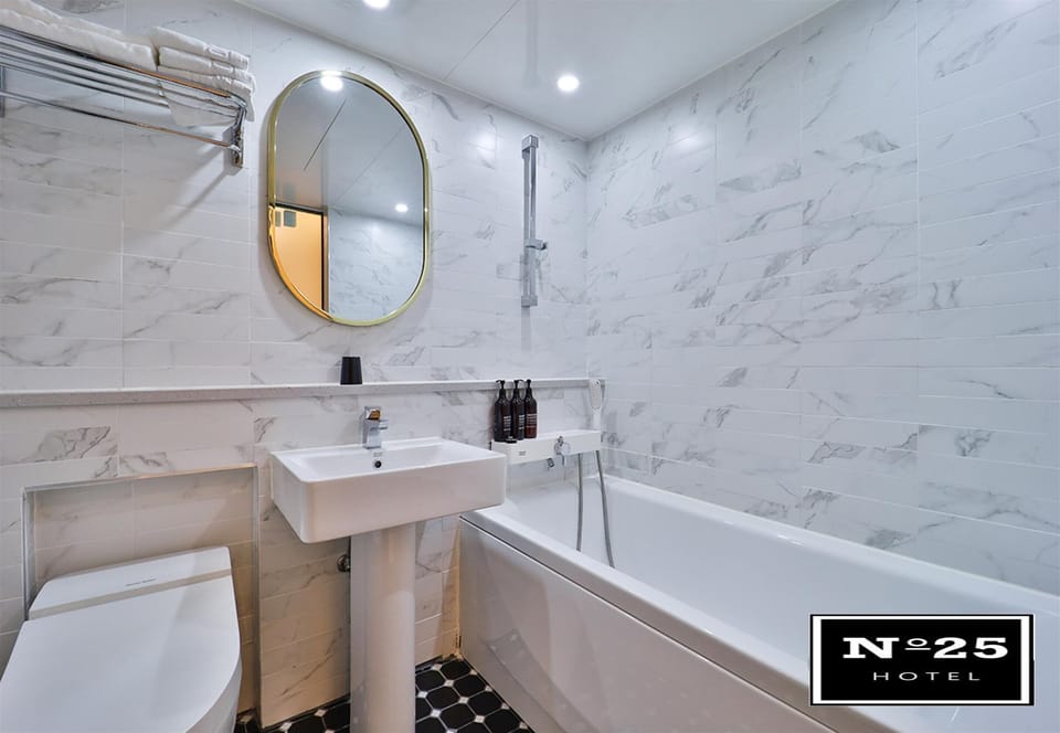 Deluxe Room | Bathroom | Slippers, bidet, towels