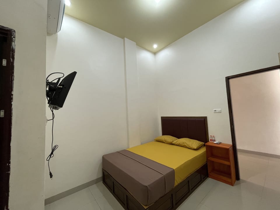 Standard Double Room | Desk, laptop workspace, bed sheets