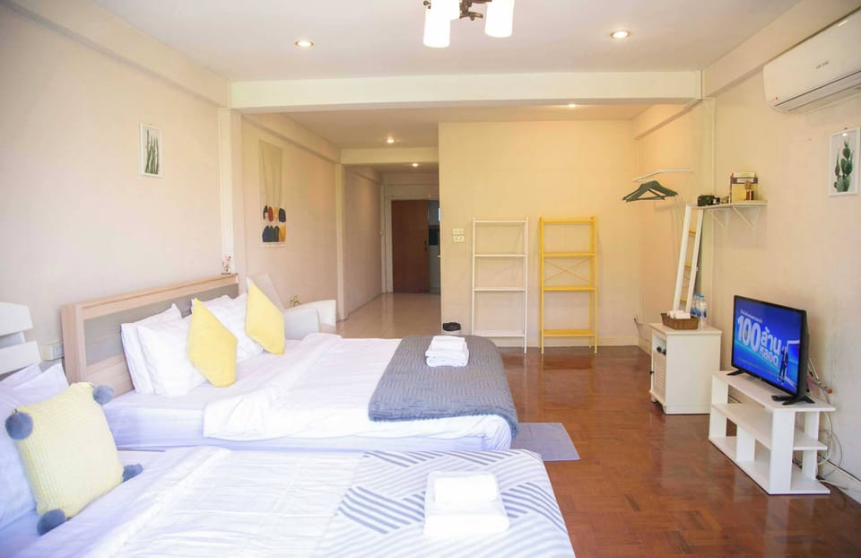 Executive Triple Room | Desk, free WiFi, bed sheets