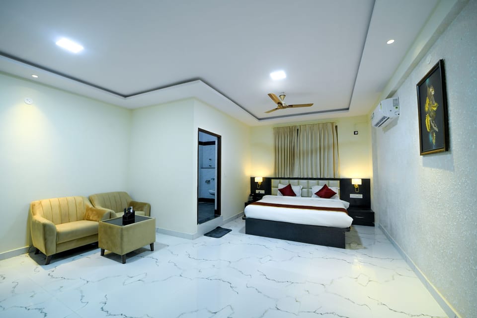 Executive Double Room, 1 King Bed, Non Smoking | In-room safe, desk, blackout drapes, soundproofing