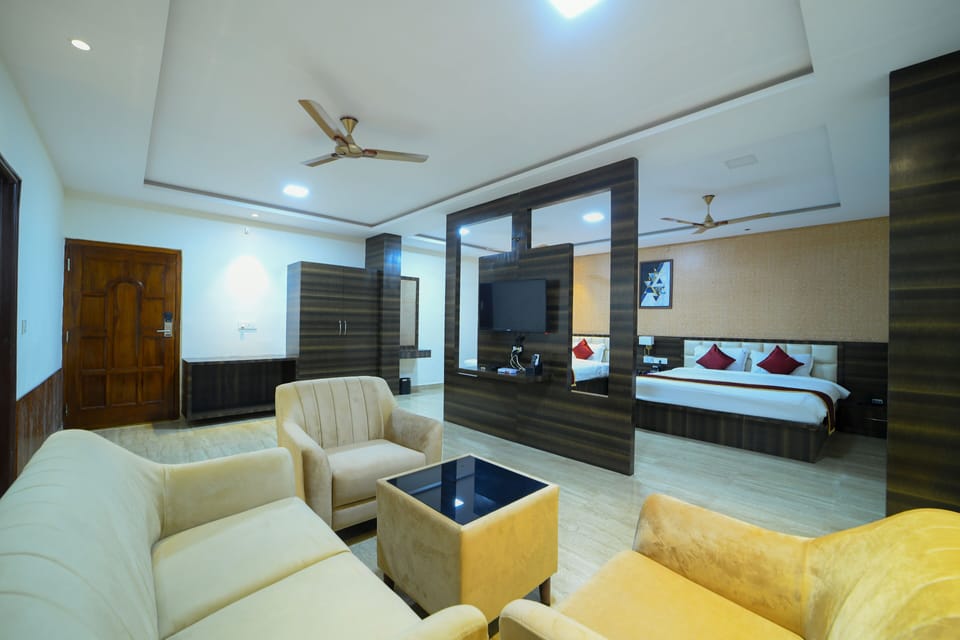 Executive Double Room, 1 King Bed, Non Smoking | In-room safe, desk, blackout drapes, soundproofing