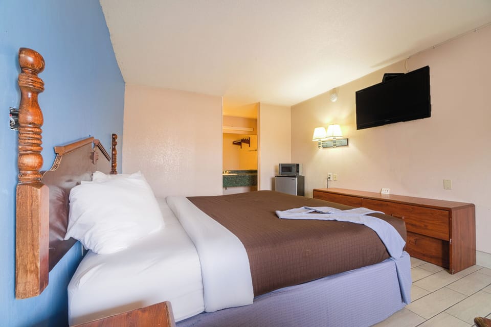 Room, 1 King Bed, Non Smoking | Desk, free WiFi, bed sheets