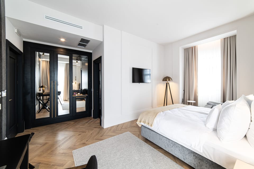 Single Room, 1 Queen Bed | Egyptian cotton sheets, premium bedding, minibar, in-room safe