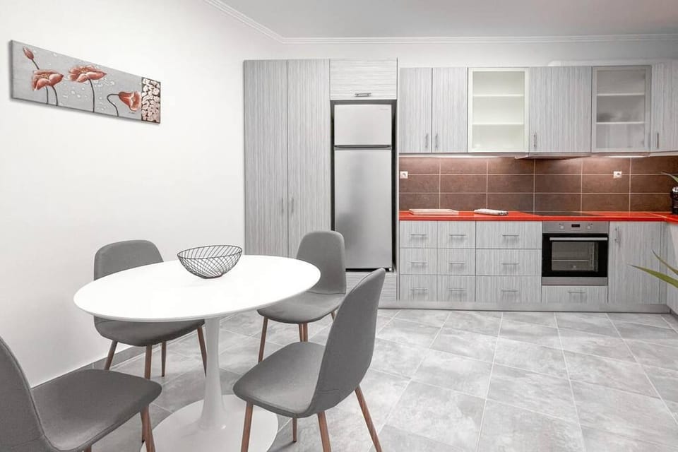 House | 2 bedrooms, desk