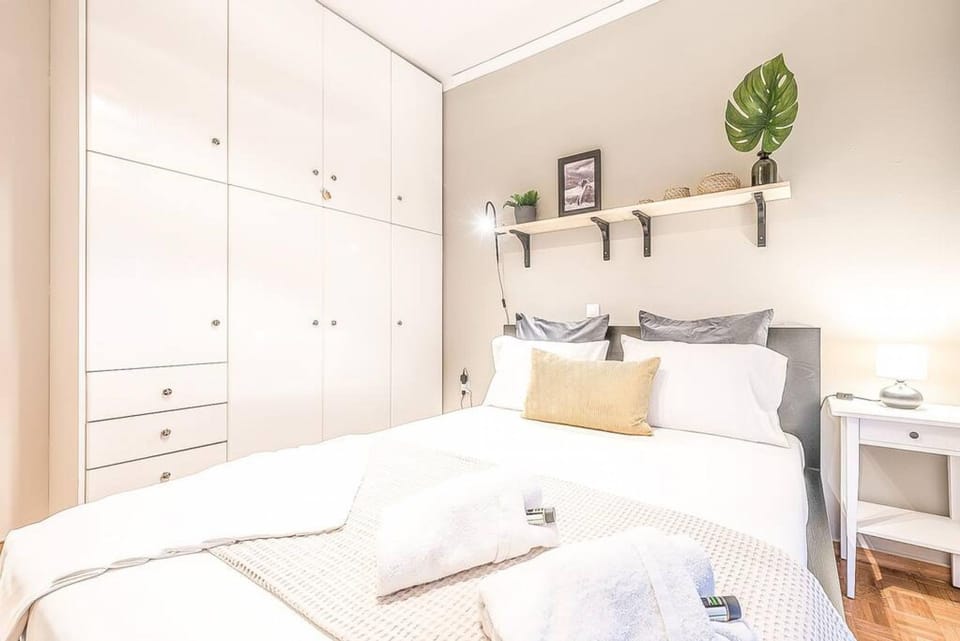 House | 1 bedroom, desk