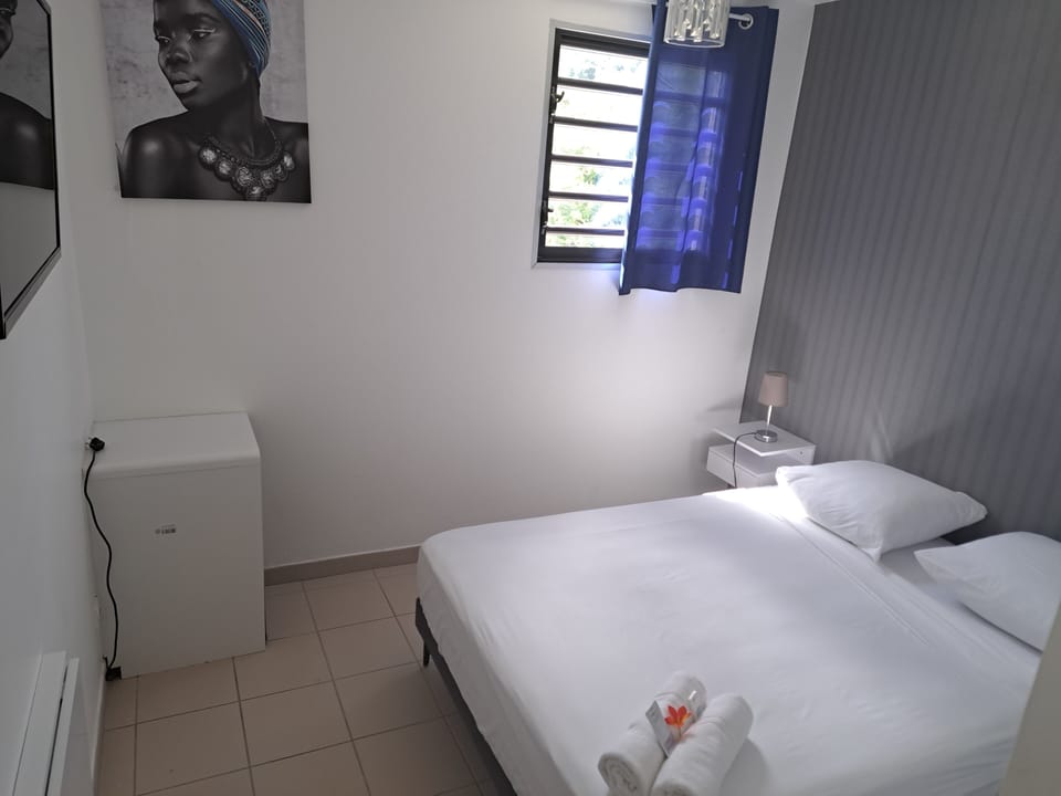 Room | 9 bedrooms, desk, blackout drapes, soundproofing