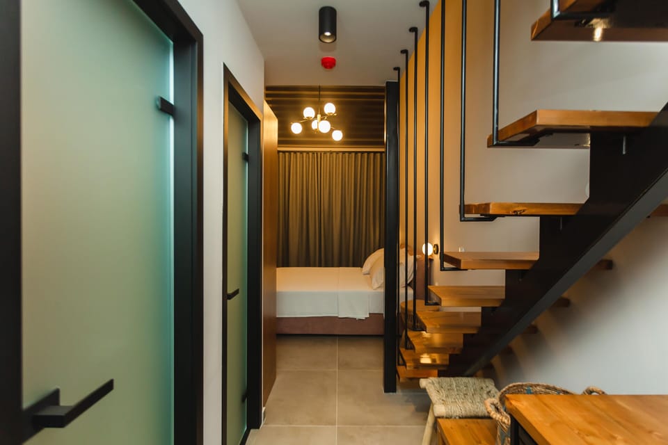 Exclusive Suite, Private Pool | Desk, laptop workspace, soundproofing, free WiFi