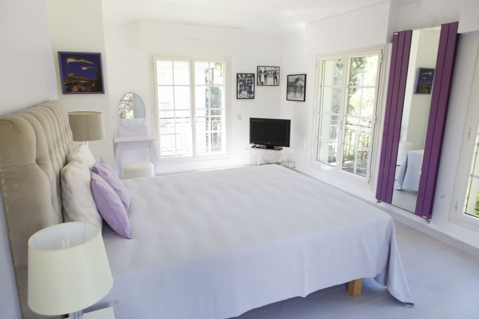 Royal Suite | Individually decorated, individually furnished, blackout drapes