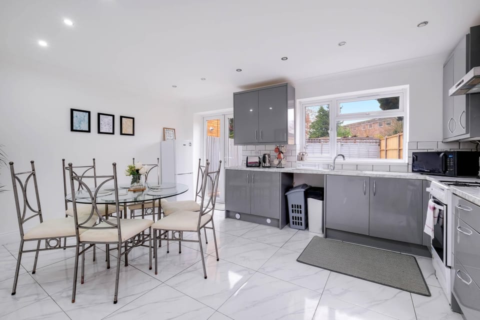 House | Private kitchen | Fridge, microwave, oven, stovetop