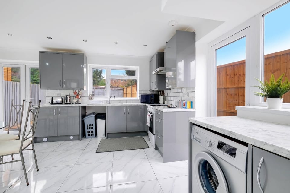 House | Private kitchen | Fridge, microwave, oven, stovetop