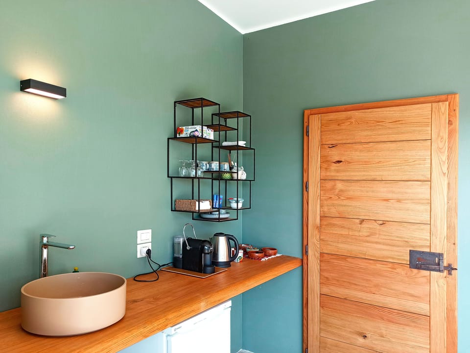 Sauna, hot tub, steam room