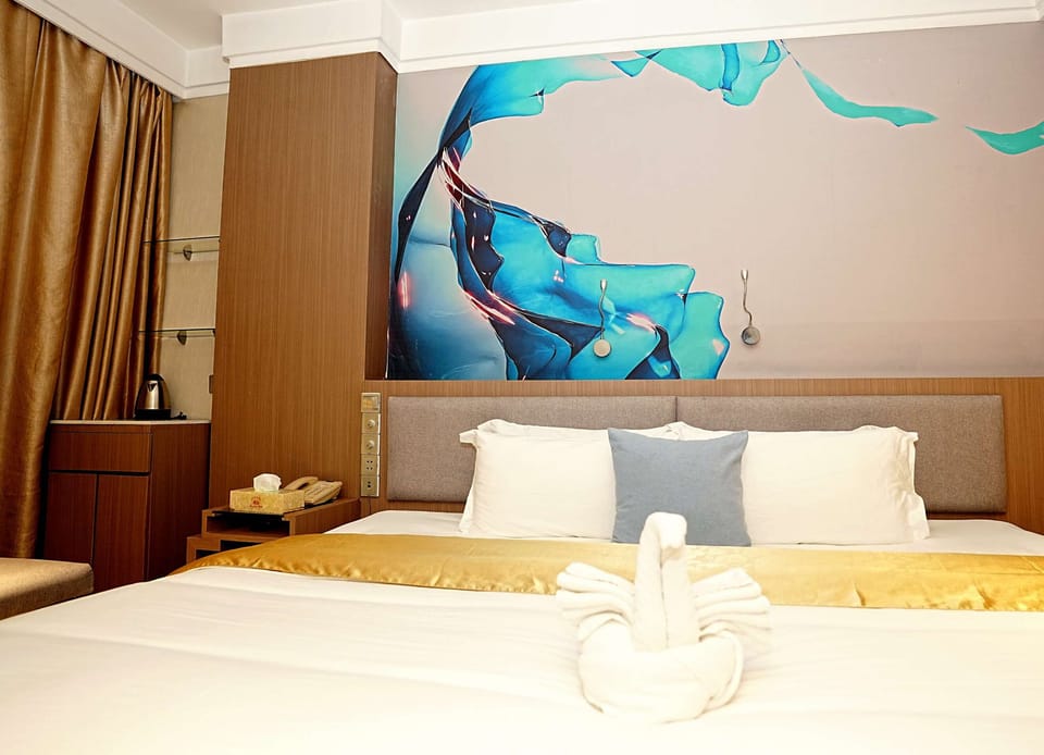 Premium bedding, down comforters, in-room safe, individually decorated