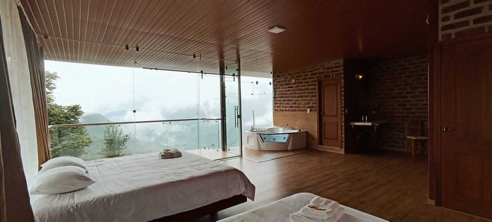 Panoramic Suite | Desk, laptop workspace, soundproofing, WiFi (free)
