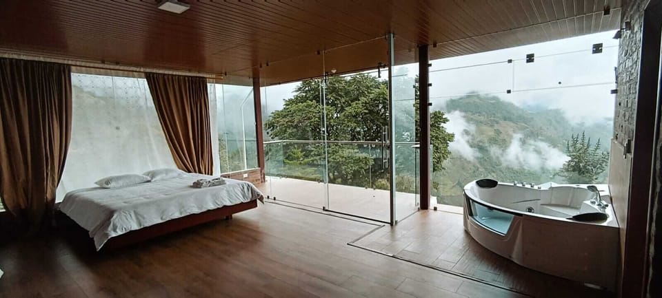 Panoramic Suite | Desk, laptop workspace, soundproofing, WiFi (free)