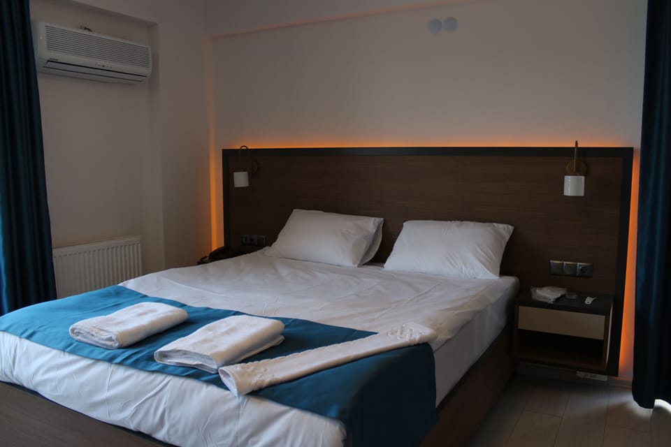 Basic Studio Suite | Egyptian cotton sheets, premium bedding, in-room safe, desk