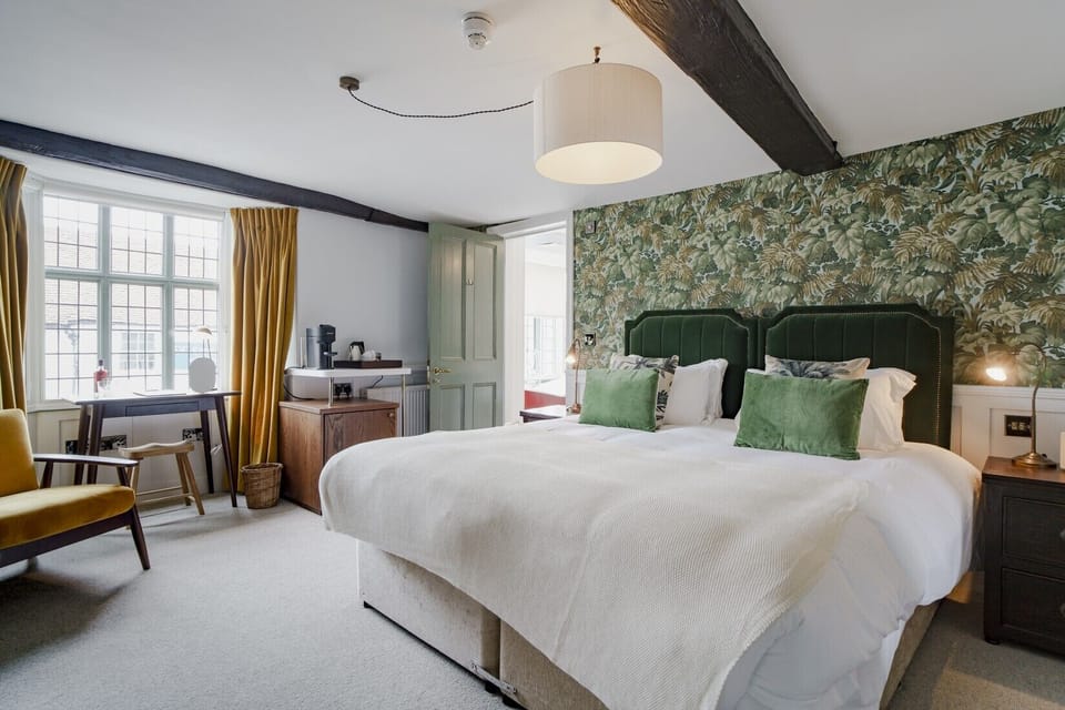 Superior Double Room, 1 Bedroom | Desk, iron/ironing board, free WiFi, bed sheets