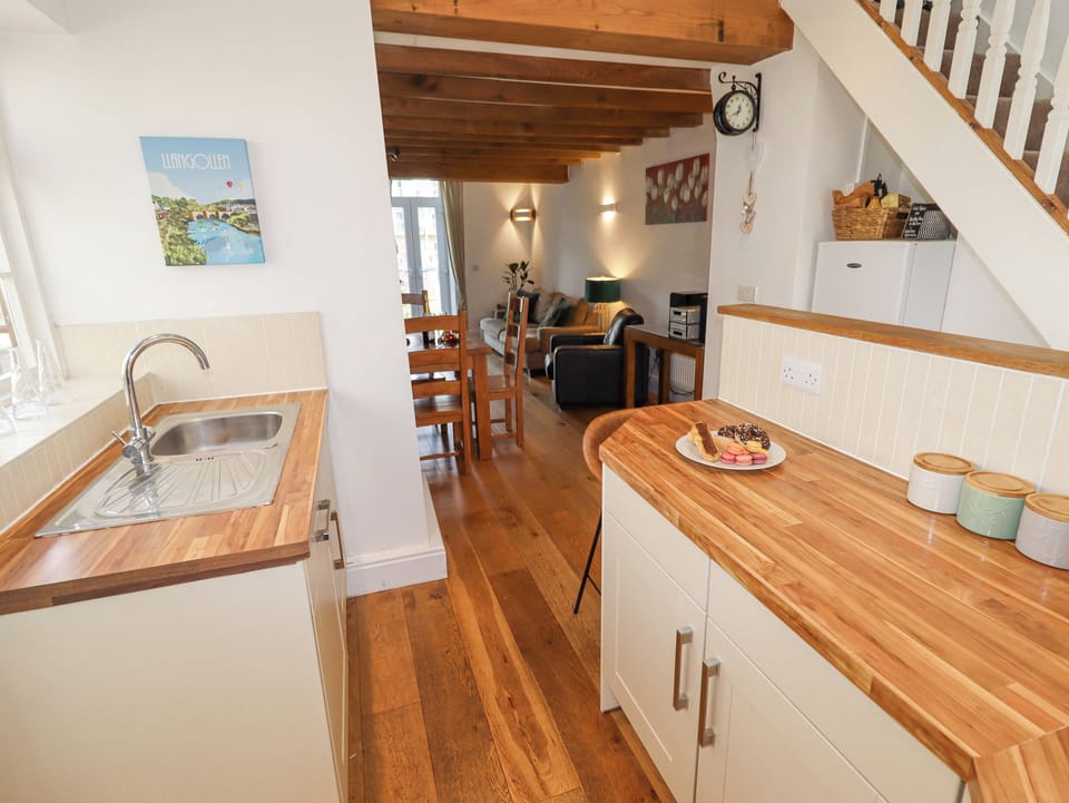 Cottage | Private kitchen | Fridge, dishwasher, electric kettle, toaster