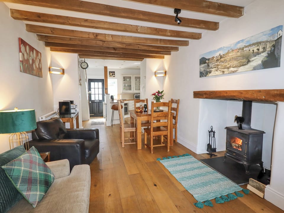 Cottage | Living area | Fireplace, video-game console, DVD player