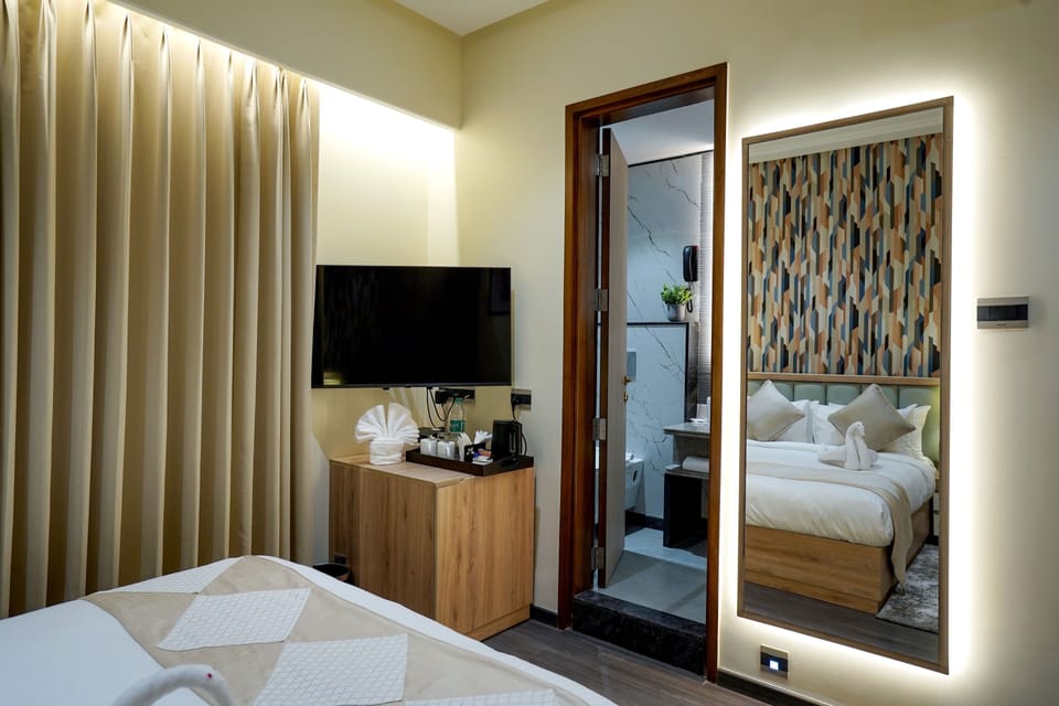 Deluxe Room | In-room safe, desk, blackout drapes, iron/ironing board