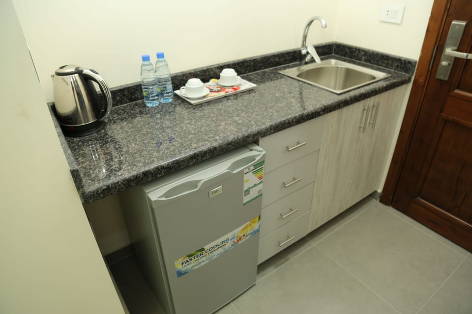 Classic Double or Twin Room | Private kitchenette | Mini-fridge, cookware/dishes/utensils