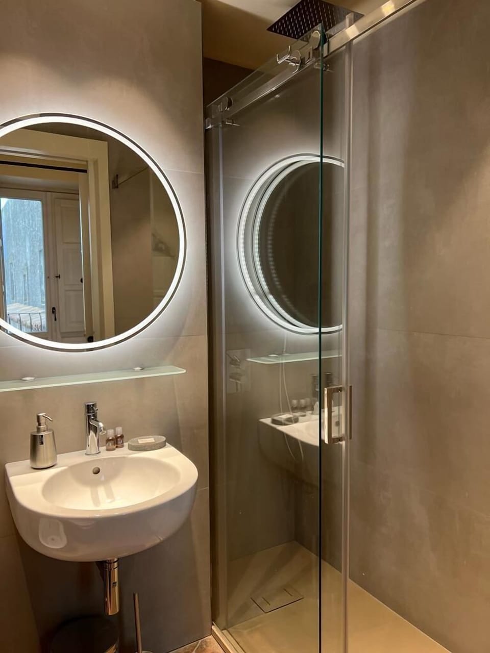 Design Suite | Bathroom | Jetted tub, free toiletries, hair dryer, bathrobes